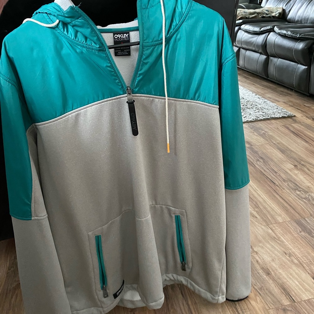 Oakley men’s teal half zip coat